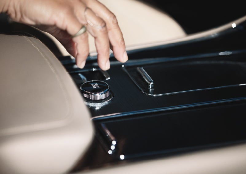 A hand reaching for the Lincoln Drive Modes knob of a 2024 Lincoln Aviator® SUV | Dave Sinclair Lincoln in St Louis MO